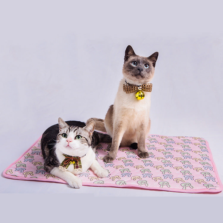 Tapis rafraîchissant pour chat rose — 2 chats domestiques