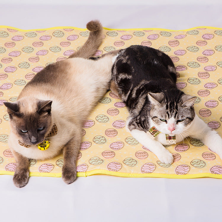 Tapis rafraîchissant pour chat jaune — 2 chats sur tapis